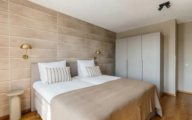 Harbor Breeze: Modern Stay