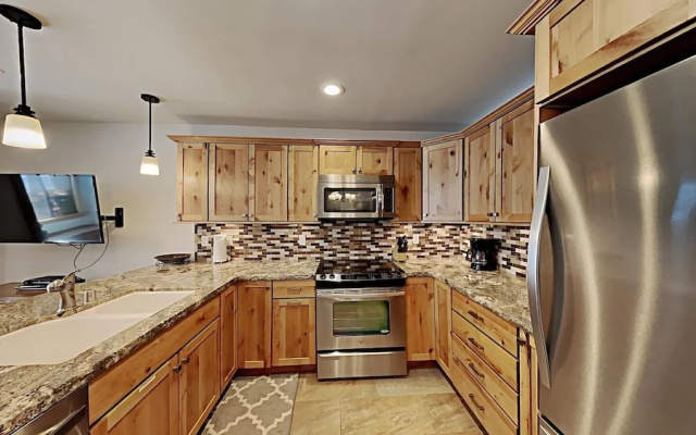 Stay mountainside! One Bedroom Condo Just Steps to the Mountain and 1 Mile to the Village at Mammoth by RedAwning