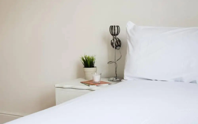Spacious 2BR flat in Putney