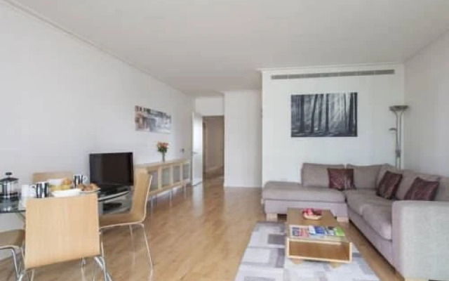 House Of MoLi - South Quay Apartments