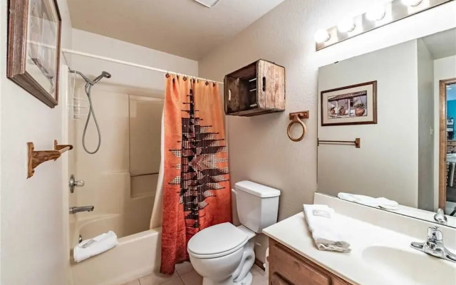 Fort Getaway - Three Bedroom Cabin with Hot Tub