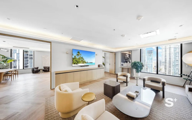 Sleek 1-BR & Den in Central Downtown