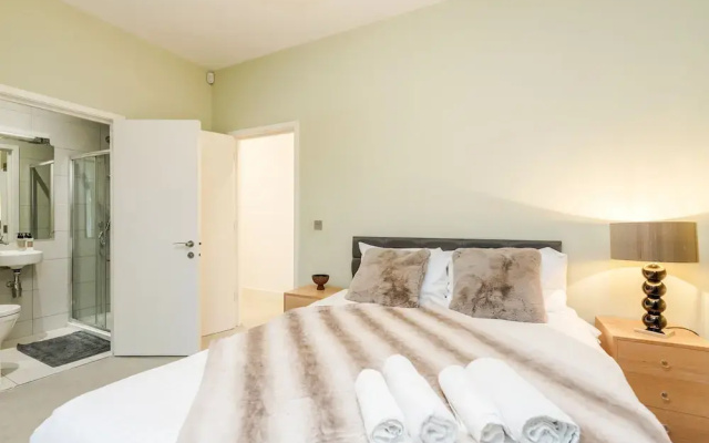 Stylish 3 Bed 3 bath in Kens High St