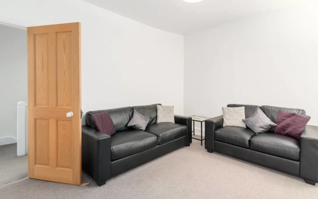 Modern 2 Bed, for 4 Guests in Golders Green!