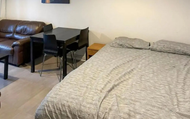 Room in Apartment - Normanton - Family Room With Balcony