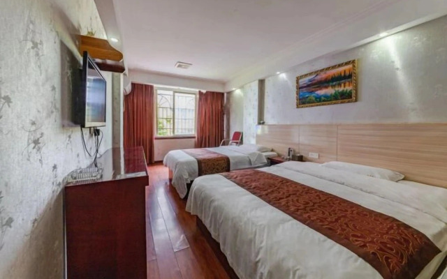 Qinhuang Business Hotel
