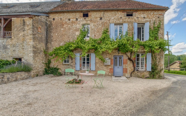 Alluring Holiday Home in Dégagnac with Heated Pool