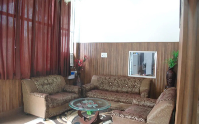OYO 6370 Hotel Golden Woods