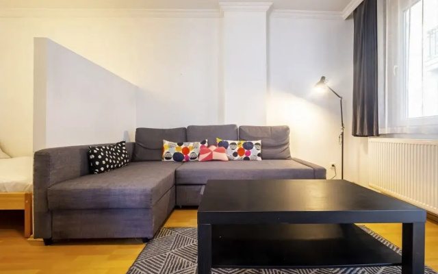 Vibrant Studio Flat Near Taksim Square