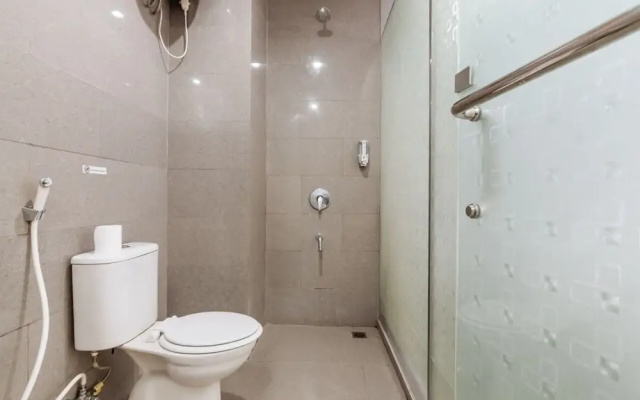 RedDoorz Plus near Mall Taman Anggrek 2