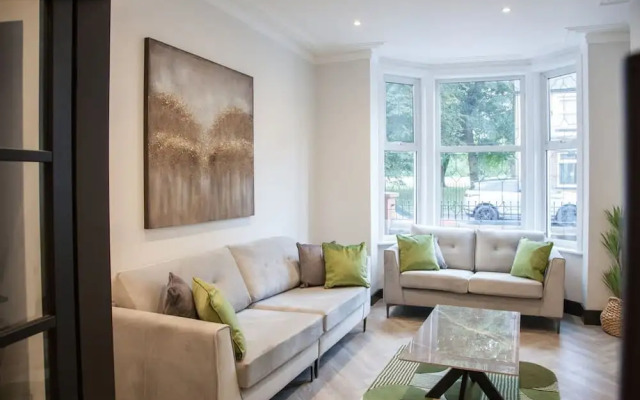 Bright Modern Manchester Home Free Parking