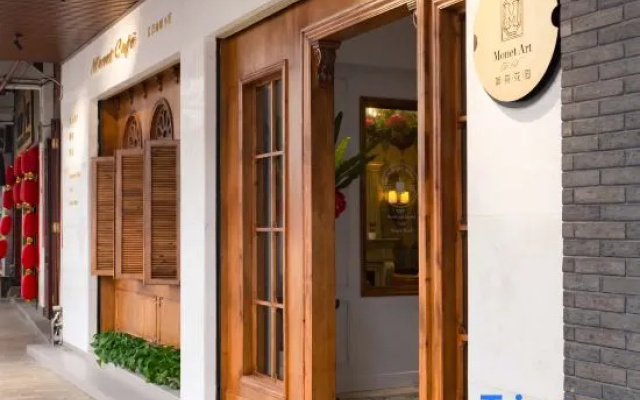 Haikou Monet Garden French Light Luxury Hostel (Qilou Old Street)