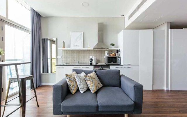 Comfy Trendy Apartment Steps Away From the Metro