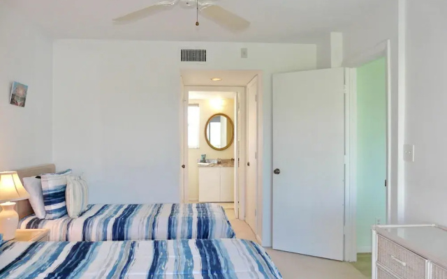 Coastal Style Condo With Pool, spa and Steps to Beach
