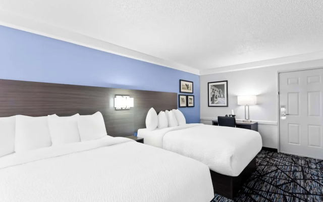 Days Inn & Suites By Wyndham Schaumburg- Woodfield Mall