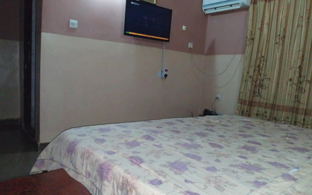 First Laurel Hotel & Suites