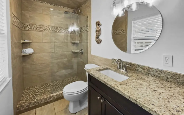 Inlet Sands - 204 - Studio home by RedAwning