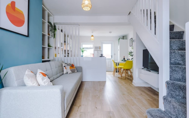 Stylish Home Incredible Location Sleeps 5