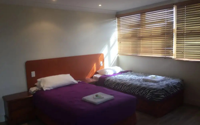 Aussie Hotel & Motel