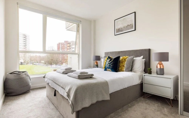 Sophisticated 2 Bed Flat with Balcony in Acton