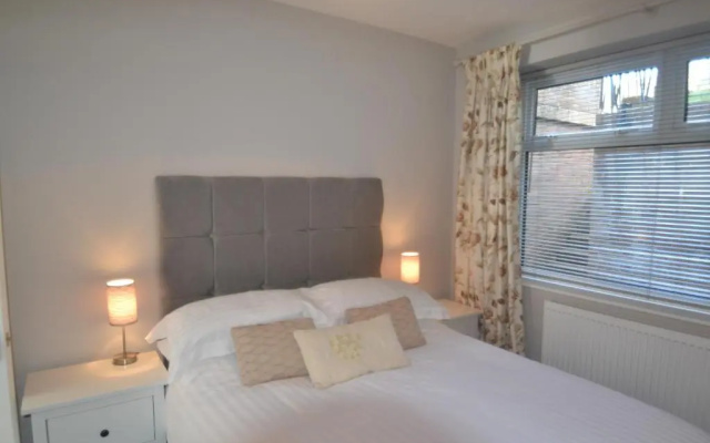 Charming 1 bed riverside apartment