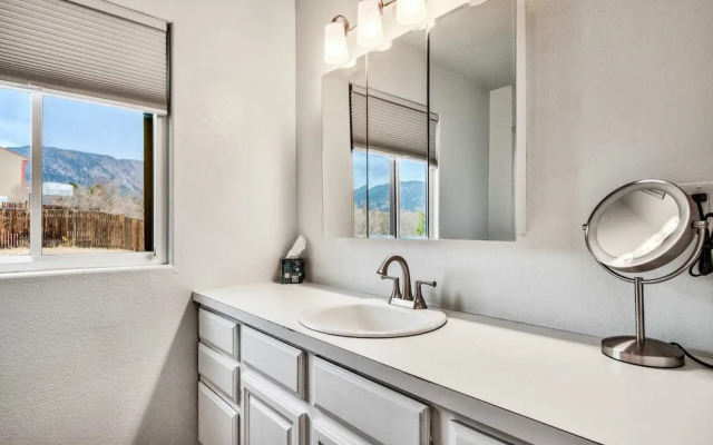 4brfireplace & Mountain Viewsdog-friendly & Hiking Nearby!