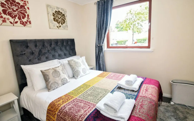 2 Bed Flat - Sleeps 4 - Parking - Wifi