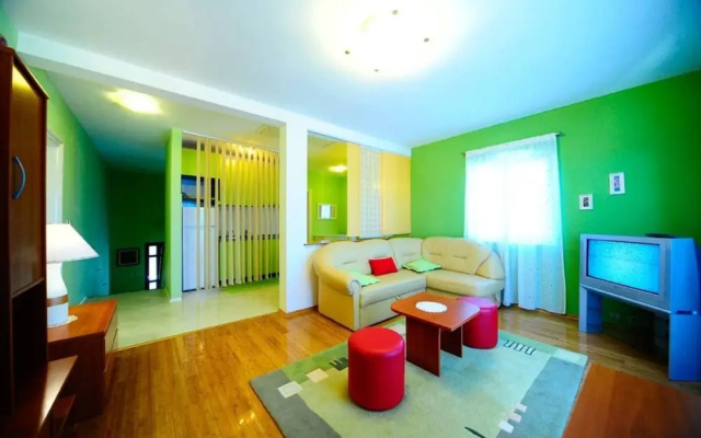 4 Bed Villa Sleeps 9 - Pool, Pets, Garden, Parking