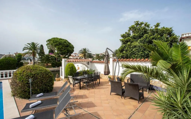 2011 Casa de planta baja con piscina y amarre