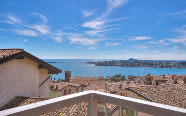 Eden House - Terrace & View Lake