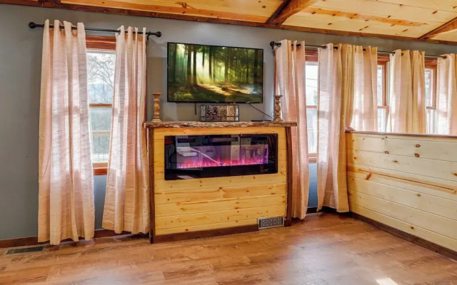 Hot Tub + Game Room: Gatlinburg Family Cabin!
