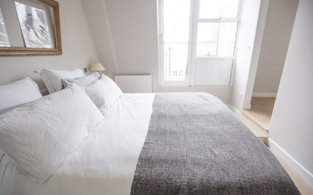 Отель Stylish Rooftop Flat on Kensington High Street Лондон комната для гостей