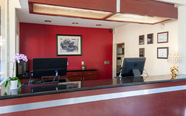 Studio City Court Yard Hotel
