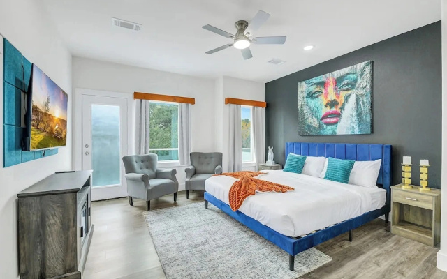 Luxe 3 BR w/ Garage + Patio, 5 min NRG & Med Ctr