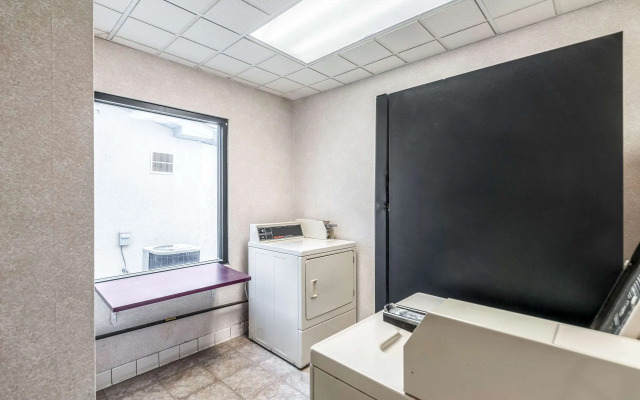 Econo Lodge Inn & Suites Middletown - Winchester South