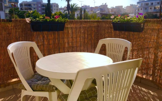1 bedroom flat, prime location near sea, sleeps 4