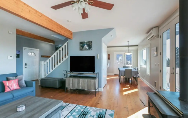 Grandview 3 Bedroom Home by RedAwning