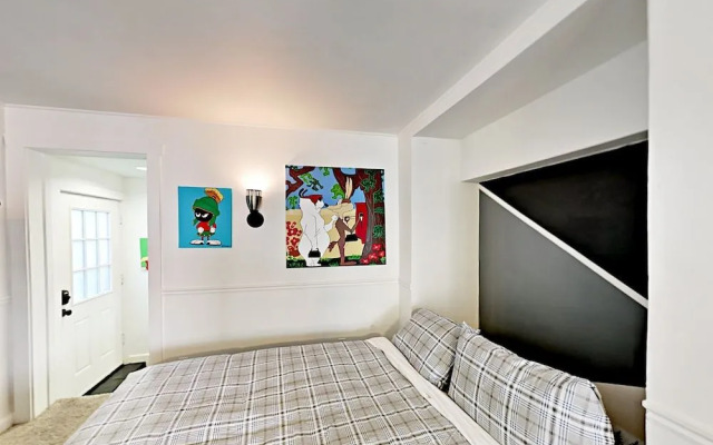 2BR Center Park City Condo by RedAwning