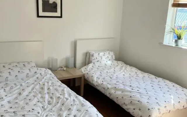 Spacious 3 bedroom house close to city centre