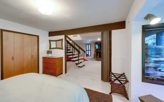 Mid-century Cabin: Creekside, Easy Access to I-70