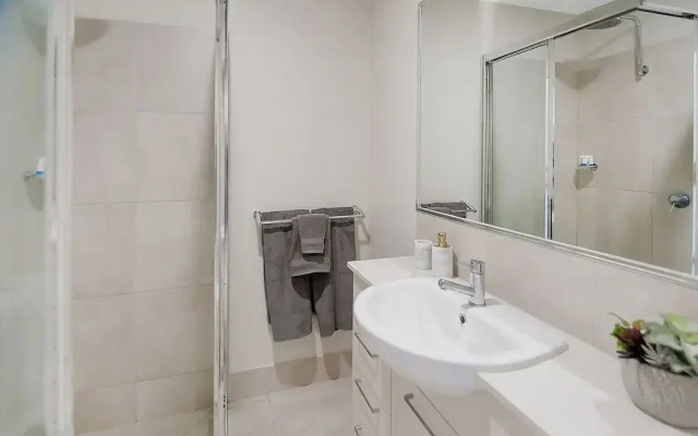 Coastal 2-bed With Parking & Pool by the Ocean