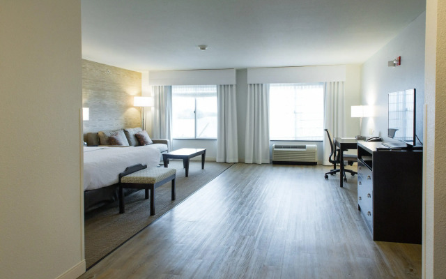 Holiday Inn & Suites Bloomington-Airport