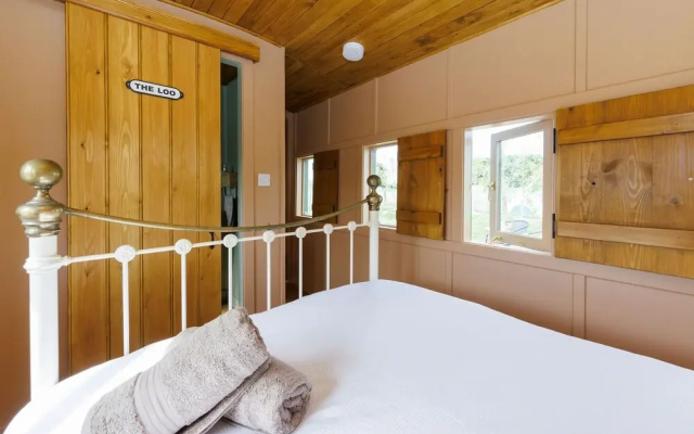 Beautifully Restored WW2 Carriage - Sleeps 6