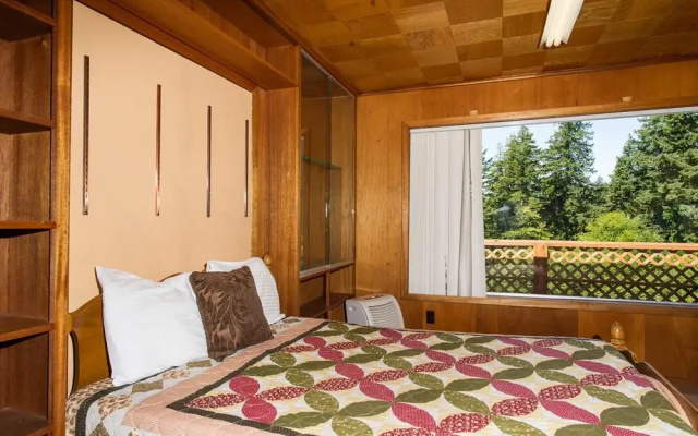 Bay View Retreat for 21 Guests 5 Br home by RedAwning