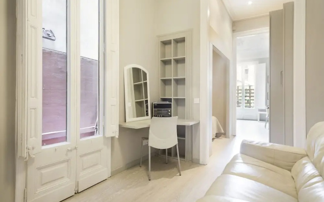 Urquinaona Apartment
