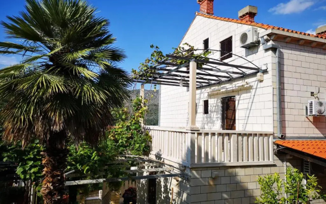 Apartments and Rooms Villa Mir