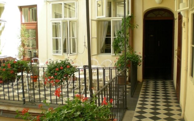 Отель Little Town budget hotel Чехия, Прага - 3 отзыва об отеле, цены и фото номеров - забронировать отель Little Town budget hotel онлайн вид на фасад
