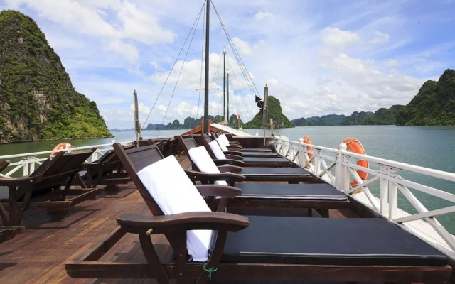 Halong Bay Deluxe Cruise Bungalow on Island