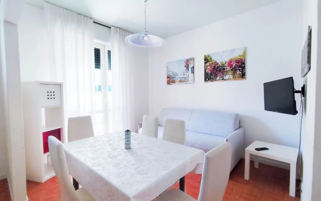 Comfy Apartment With Pool Access