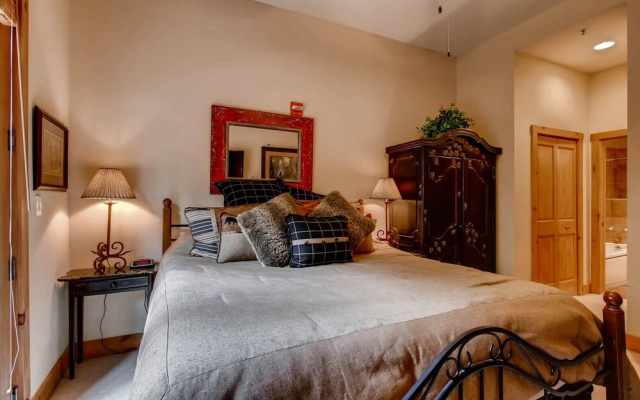 Luxury 3br Ski In-out /firepit, Pool, Sauna 3 Bedroom Condo by RedAwning